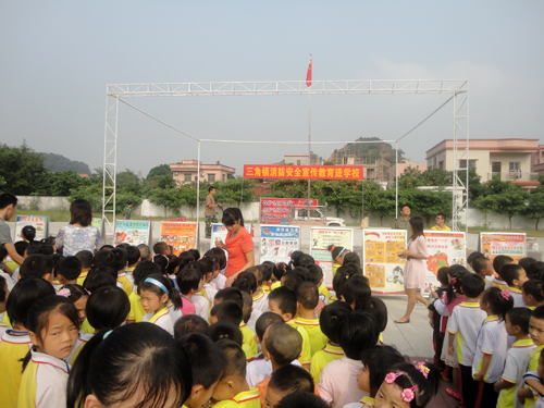 消防隊(duì)到我校宣傳消防安全知識(shí)